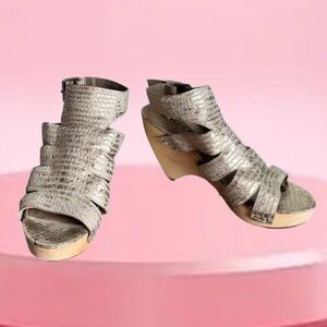 DKNY Thea Silver 4” Wood Wedges with adjustable ankle strap. Size 40/9